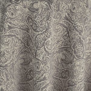 A quintessential old world classic with a twist, the small scale paisley of this Prado table linen is a versatile neutral with shimmering metallic shades.