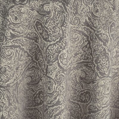 A quintessential old world classic with a twist, the small scale paisley of this Prado table linen is a versatile neutral with shimmering metallic shades.